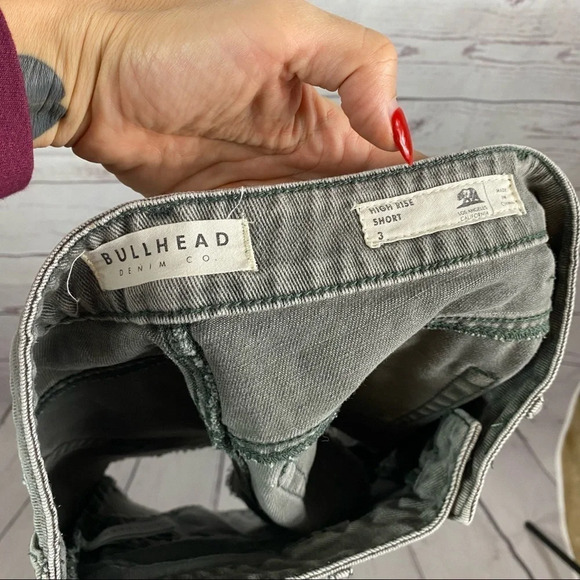 BULLHEAD Denim Co. High Rise gray distressed denim shorts Sz 3 - Picture 5 of 6